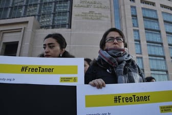 Menschenrechtsaktivisten fordern in Istanbul die Freilassung von Taner Kilic.