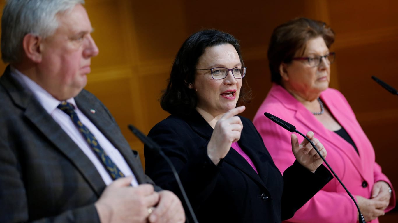 SPD-Sozialverhandlungsführerin Andrea Nahles mit Karl-Josef Laumann (CDU) und Barbara Stamm (CSU): Sie ist sich sicher, dass das neue Rentenkonzept mehrere Milliarden kosten wird.
