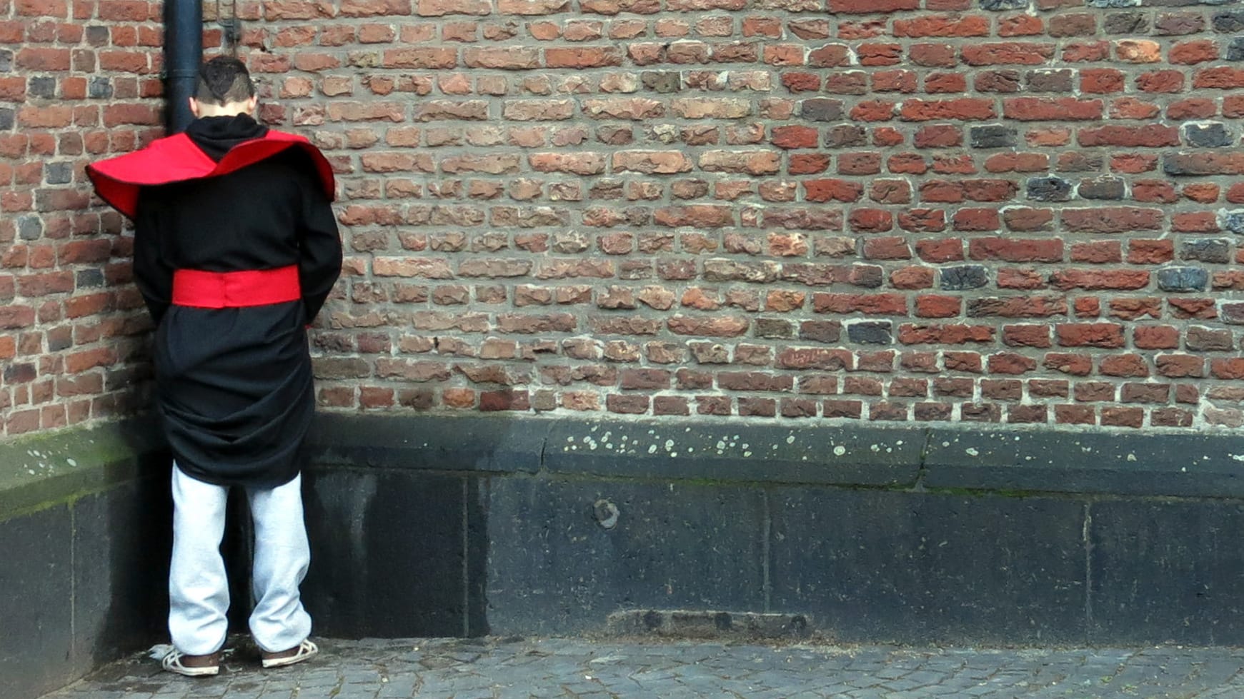 Ein Wildpinkler Düsseldorf (Nordrhein-Westfalen) an einer Kirchenwand: Köln rüstet sich gegen Wildpinkler. Ein Wildpinkler Düsseldorf (Nordrhein-Westfalen) an einer Kirchenwand: Köln rüstet sich gegen Wildpinkler.