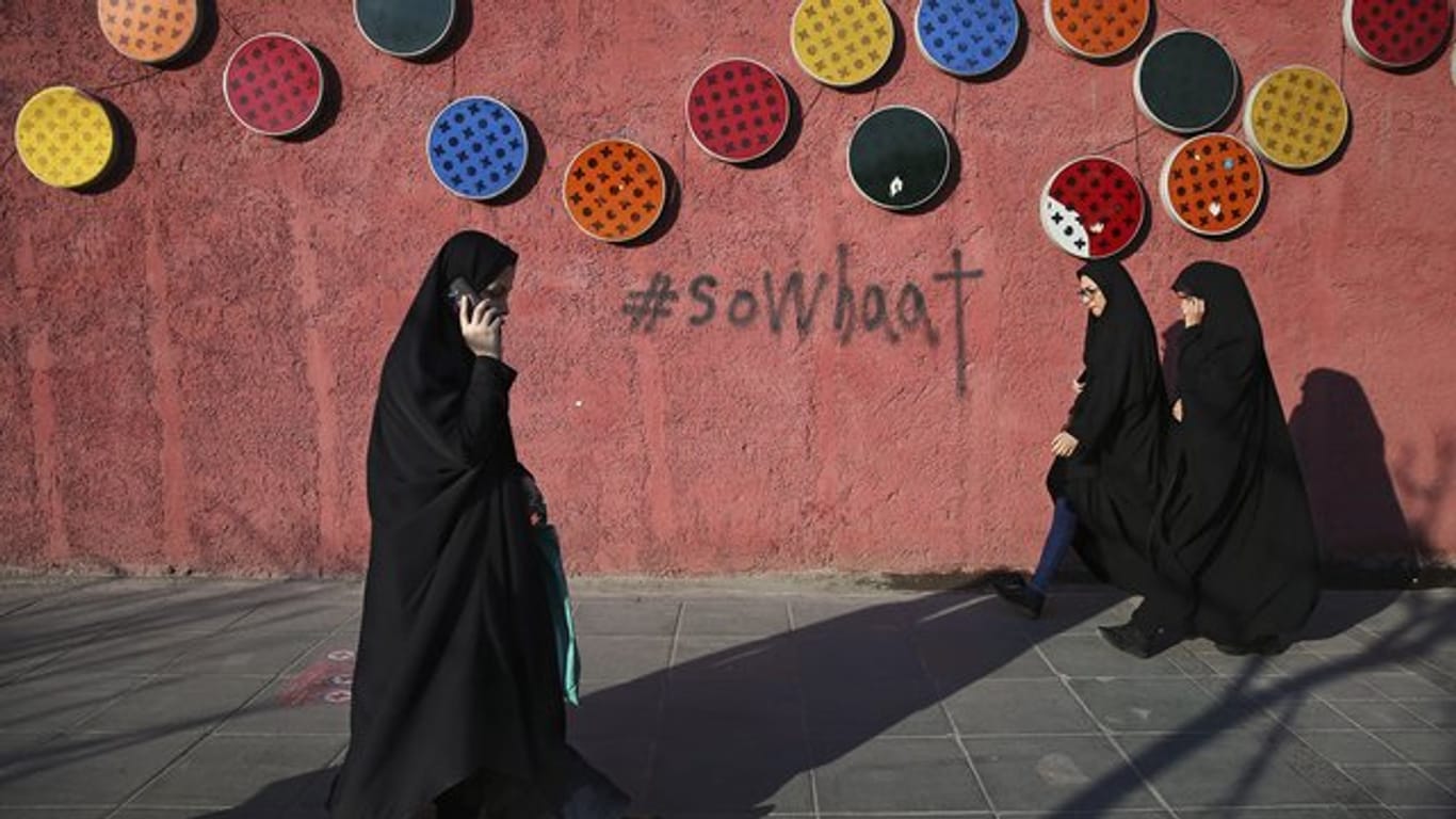 Im Iran müssen alle Frauen und Mädchen ab neun Jahren in der Öffentlichkeit ein Kopftuch sowie einen langen, weiten Mantel tragen.