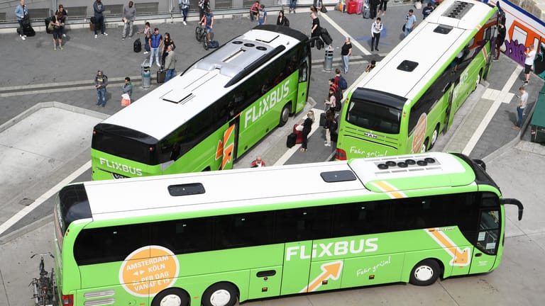 Fahrzeuge von Flixbus in Frankfurt: Der Anbieter führt ein System für Sitzplatzreservierungen ein.