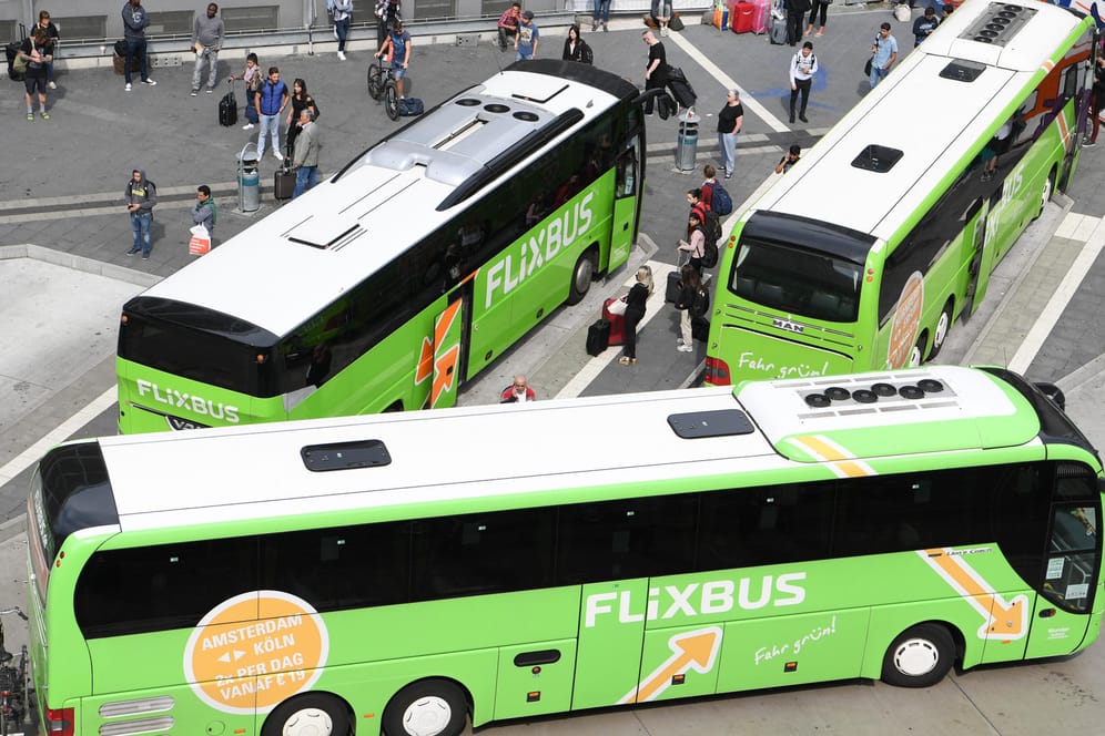 Fahrzeuge von Flixbus in Frankfurt: Der Anbieter führt ein System für Sitzplatzreservierungen ein.
