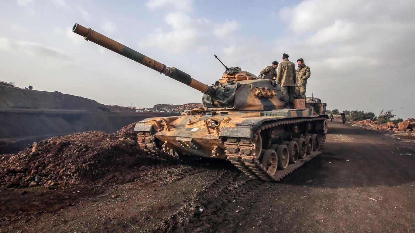 Ein Panzer der türkischen Armee im syrischen Afrin: Alle Fraktionen im Bundestag haben die türkische Militäroffensive auf die kurdischen Milzen als völkerrechtswidrig verurteilt.