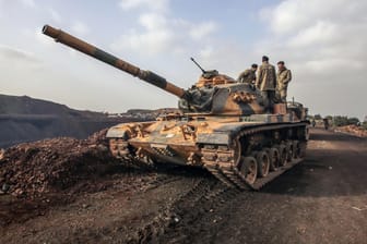 Ein Panzer der türkischen Armee im syrischen Afrin: Alle Fraktionen im Bundestag haben die türkische Militäroffensive auf die kurdischen Milzen als völkerrechtswidrig verurteilt.