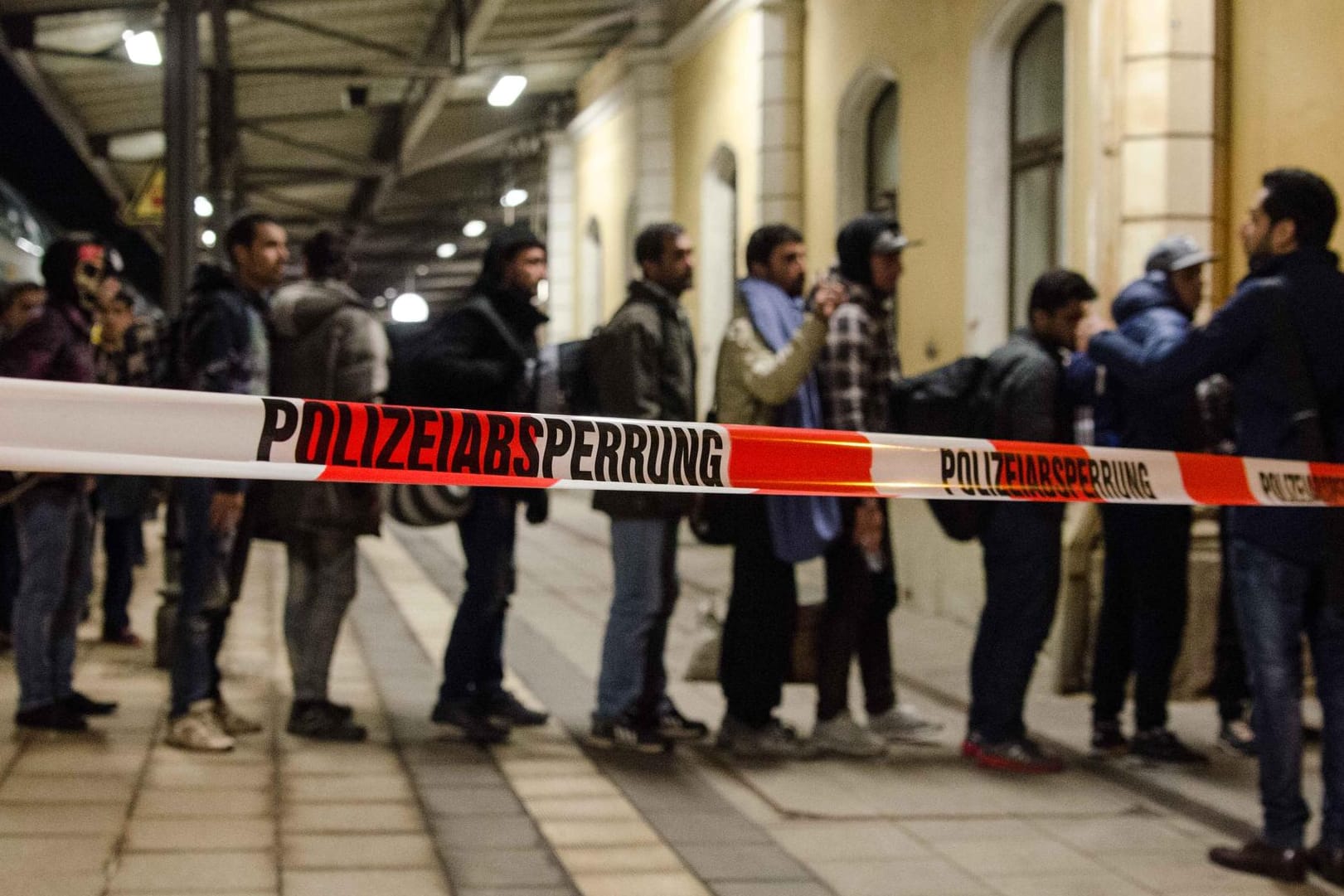 Mit einem Sonderzug kommen am Bahnhof in Freiberg Flüchtlinge an: Die sächsische Stadt will den Zuzug anerkannter Flüchtlinge vorerst stoppen.
