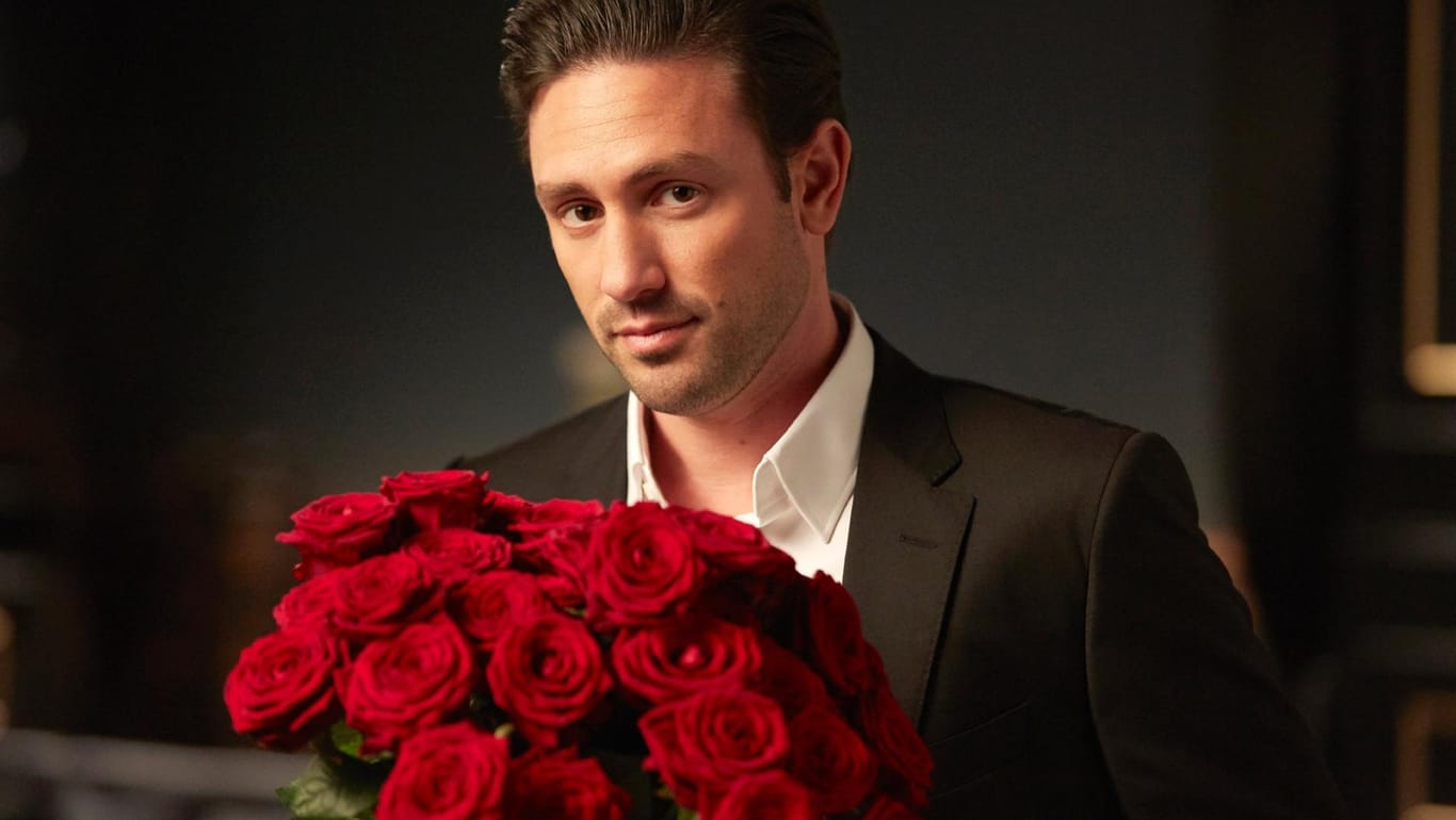 Daniel Völz: Als Bachelor verteilt er Rosen und bekommt von einer Kandidatin eine Backpfeife.