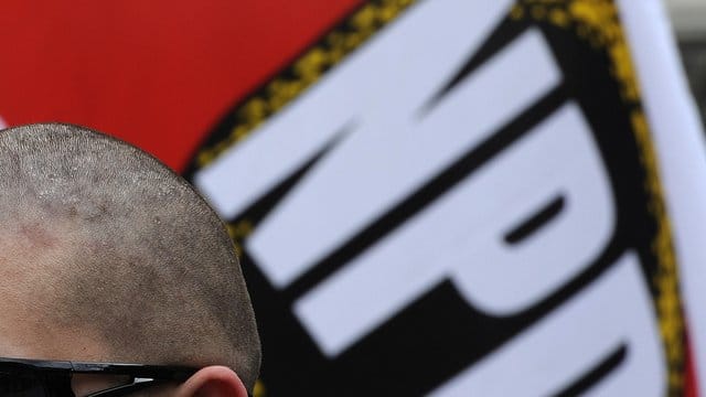 Ein NPD-Aktivist während einer Wahlkampfveranstaltung. Ein NPD-Aktivist während einer Wahlkampfveranstaltung.