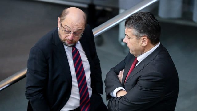 SPD-Parteichef Martin Schulz und Außenminister Sigmar Gabriel im Deutschen Bundestag. SPD-Parteichef Martin Schulz und Außenminister Sigmar Gabriel im Deutschen Bundestag.