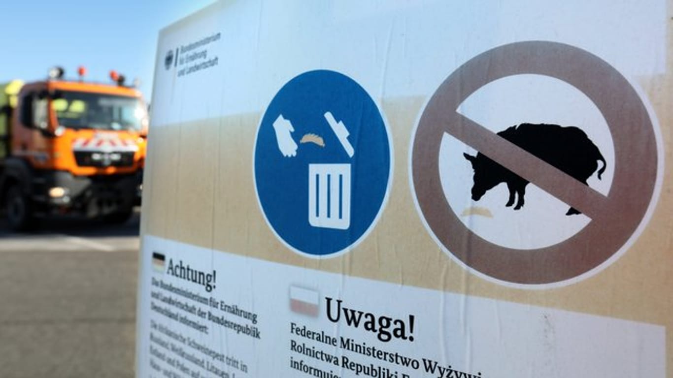 Auf einem Parkplatz an der Autobahn A19 in Mecklenburg-Vorpommern warnen Aushänge des Bundesministeriums für Ernährung und Landwirtschaft vor der Afrikanischen Schweinepest.