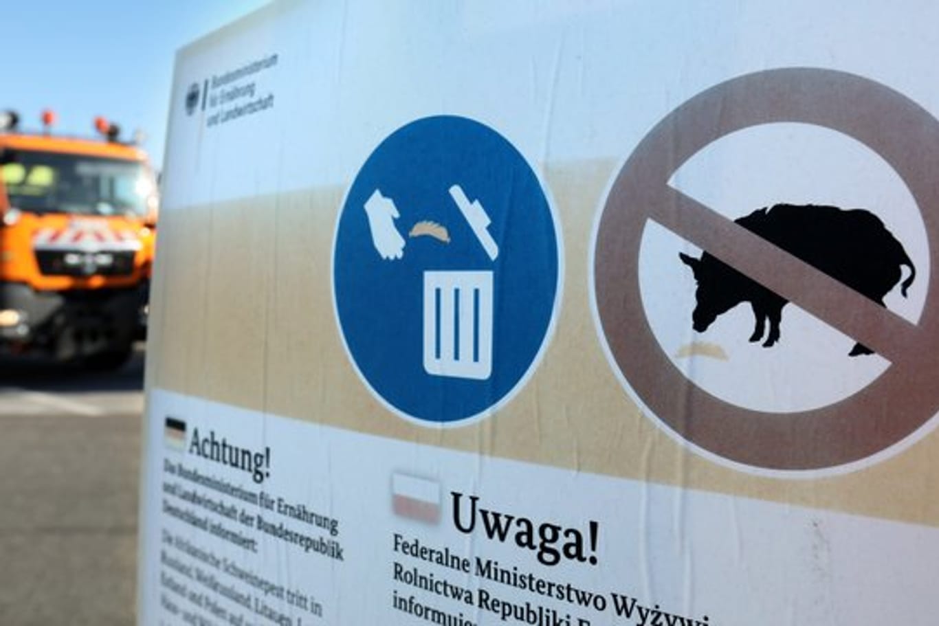 Auf einem Parkplatz an der Autobahn A19 in Mecklenburg-Vorpommern warnen Aushänge des Bundesministeriums für Ernährung und Landwirtschaft vor der Afrikanischen Schweinepest.
