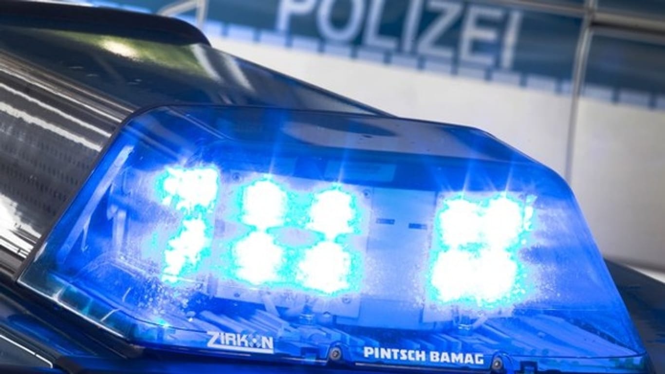 Blaulicht eines Polizeiwagens: In Gelsenkirchen kam es zu einer Auseinandersetzung zwischen einer Jugendgruppe und der Polizei.