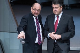 Martin Schulz und Sigmar Gabriel im Deutschen Bundestag: Union und SPD wollen vor dem SPD-Mitgliederbescheid die Aufteilung der Ressorts verhandeln.
