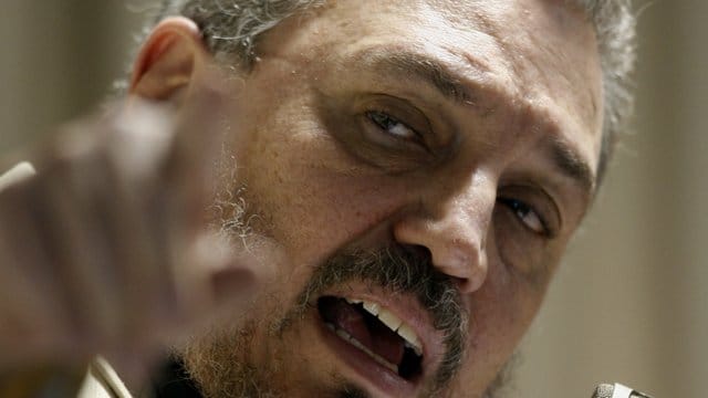 Fidel Castros ältester Sohn, Fidel Castro Díaz-Balart, im Jahr 2002 während einer Konferenz in Havanna. Fidel Castros ältester Sohn, Fidel Castro Díaz-Balart, im Jahr 2002 während einer Konferenz in Havanna.