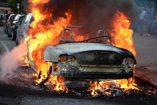 Ein angezündetes Auto am Rande der "Welcome to hell"-Demo im Juli in Hamburg.
