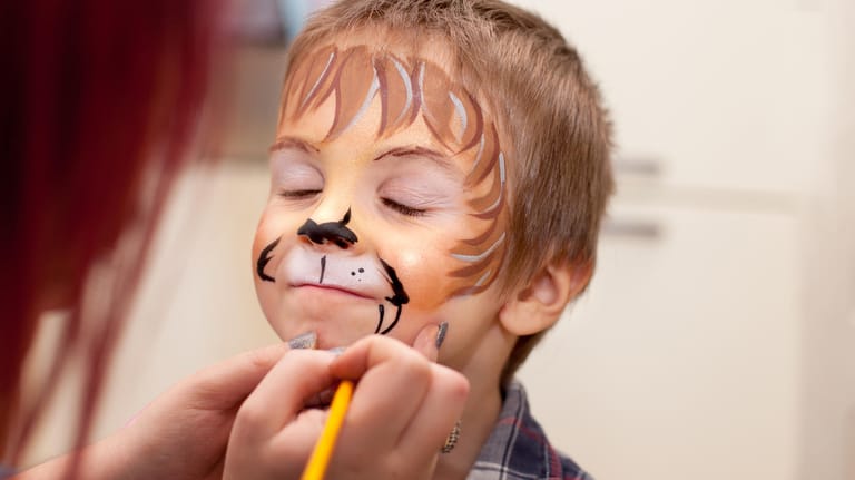 Kleiner Junge geschminkt als Löwe: Nach dem Feiertrubel sollte das Gesicht gut abgeschminkt werden, um Hautschäden vorzubeugen.