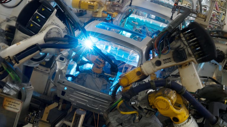 Roboter im VW-Werk in Wolfsburg: Die Digitalisierung wird zukünftig noch mehr Jobs kosten.