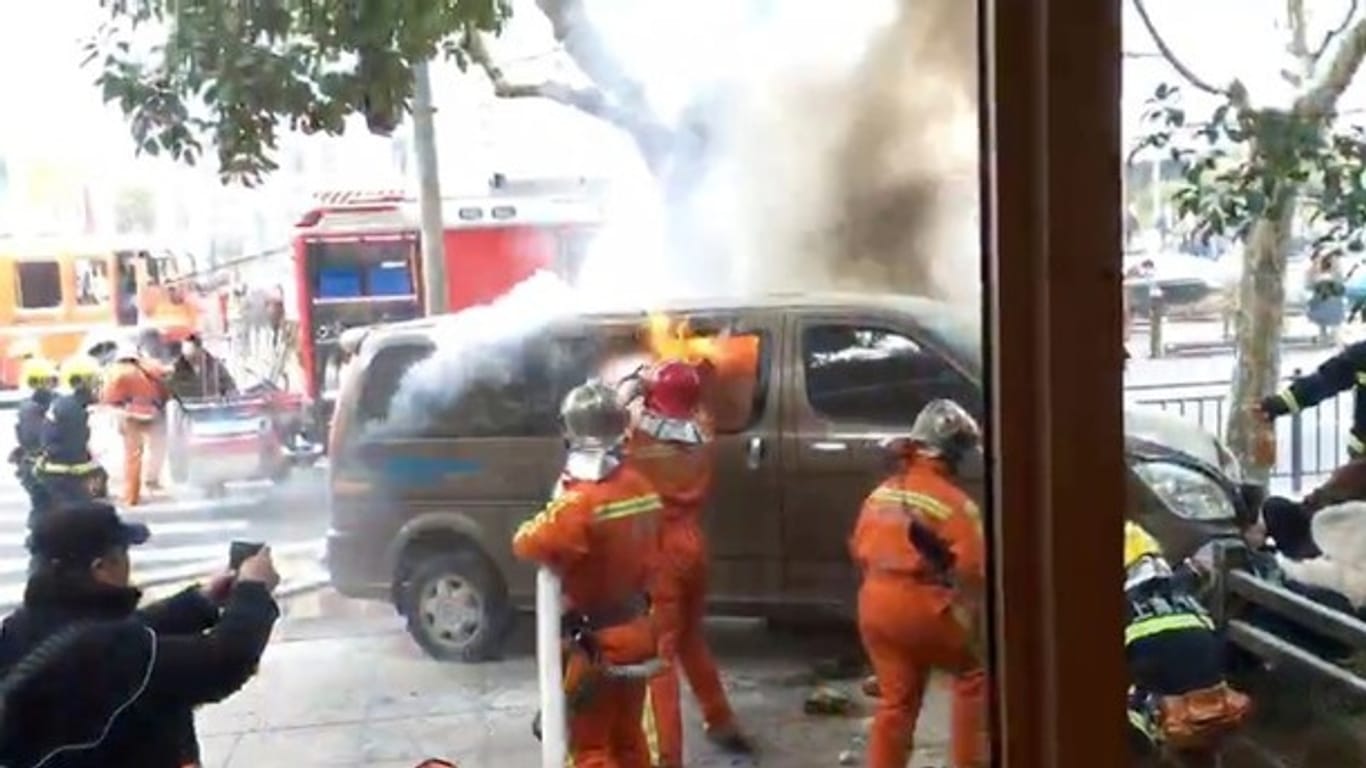 Feuerwehr beim Löschen des brennenden Wagens: Der Fahrer verlor die Kontrolle, nachdem im Wagen ein Feuer ausbrach.