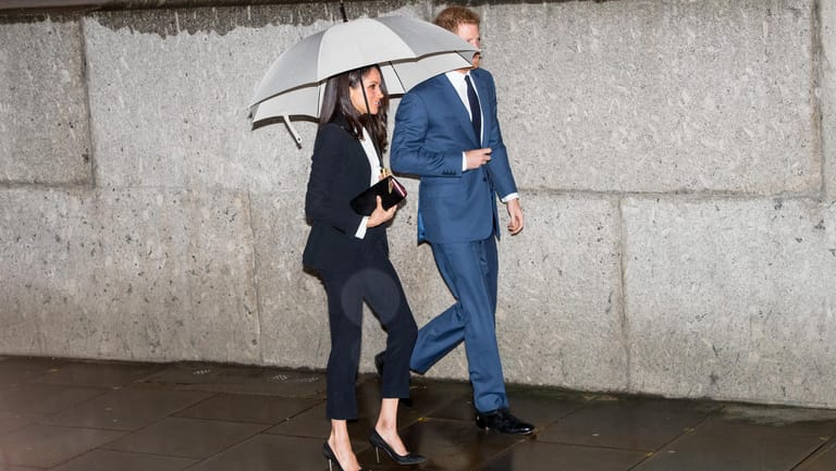 Meghan Markle spazierte mit Prinz Harry durch den Regen, mit ihrem Outfit brachte sie keine Farbe in den tristen Tag.
