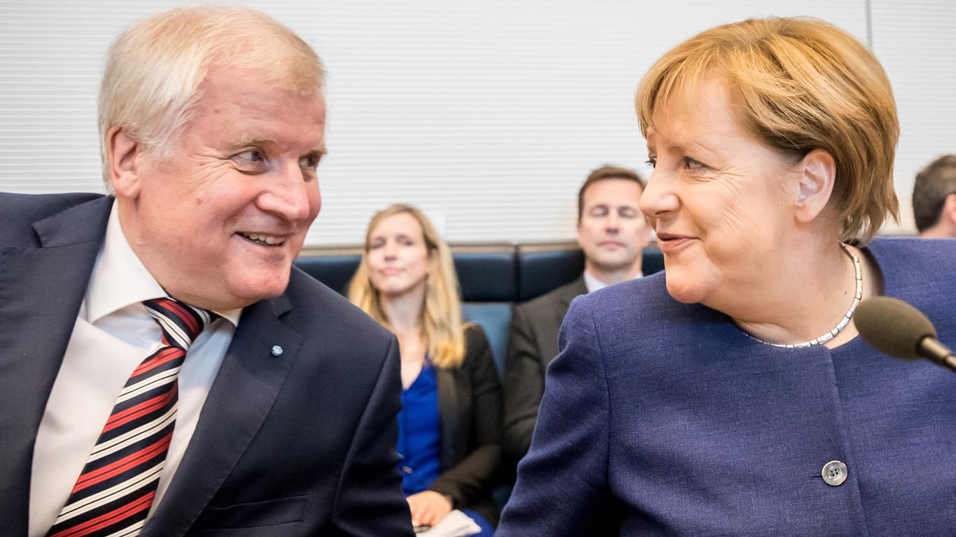 Horst Seehofer (CSU) (l.) mit Angela Merkel (CDU) (r.): Zum Abschluss seiner politischen Karriere könnte Horst Seehofer noch ein Ministerium besetzen.