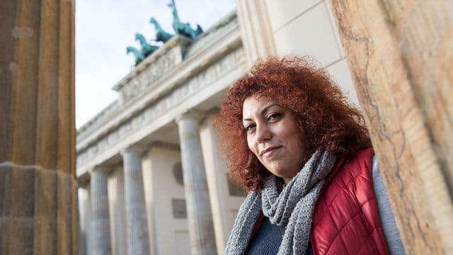 Berlin: Die aus Syrien geflohene Autorin Rasha Habbal vor dem Brandenburger Tor.