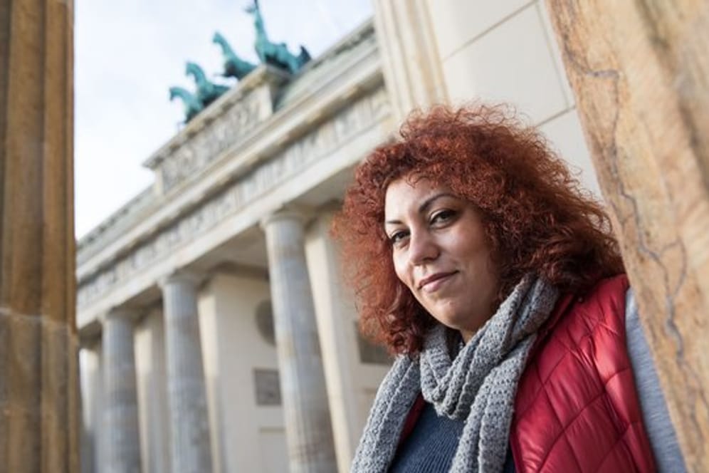 Berlin: Die aus Syrien geflohene Autorin Rasha Habbal vor dem Brandenburger Tor.