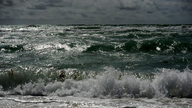 Immer wieder kommt es im Mittelmeer zu Flüchtlingskatastrophen mit vielen Toten. Immer wieder kommt es im Mittelmeer zu Flüchtlingskatastrophen mit vielen Toten.