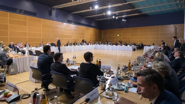 Die Verhandlungsteilnehmer in der SPD-Parteizentrale, dem Willy-Brandt-Haus. Die Verhandlungsteilnehmer in der SPD-Parteizentrale, dem Willy-Brandt-Haus.