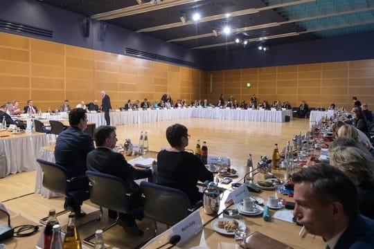 Die Verhandlungsteilnehmer in der SPD-Parteizentrale, dem Willy-Brandt-Haus.