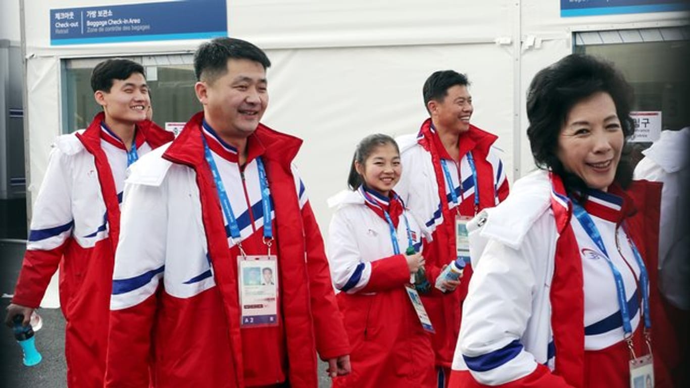Offizielle und Athleten aus Nordkorea kehren in ihre Quartiere im Olympischen Dorf in Südkorea zurück.