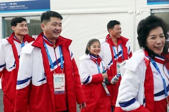 Offizielle und Athleten aus Nordkorea kehren in ihre Quartiere im Olympischen Dorf in Südkorea zurück.