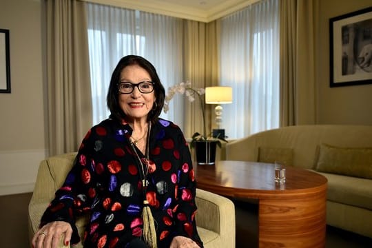 Nana Mouskouri beim Interview in Berlin.