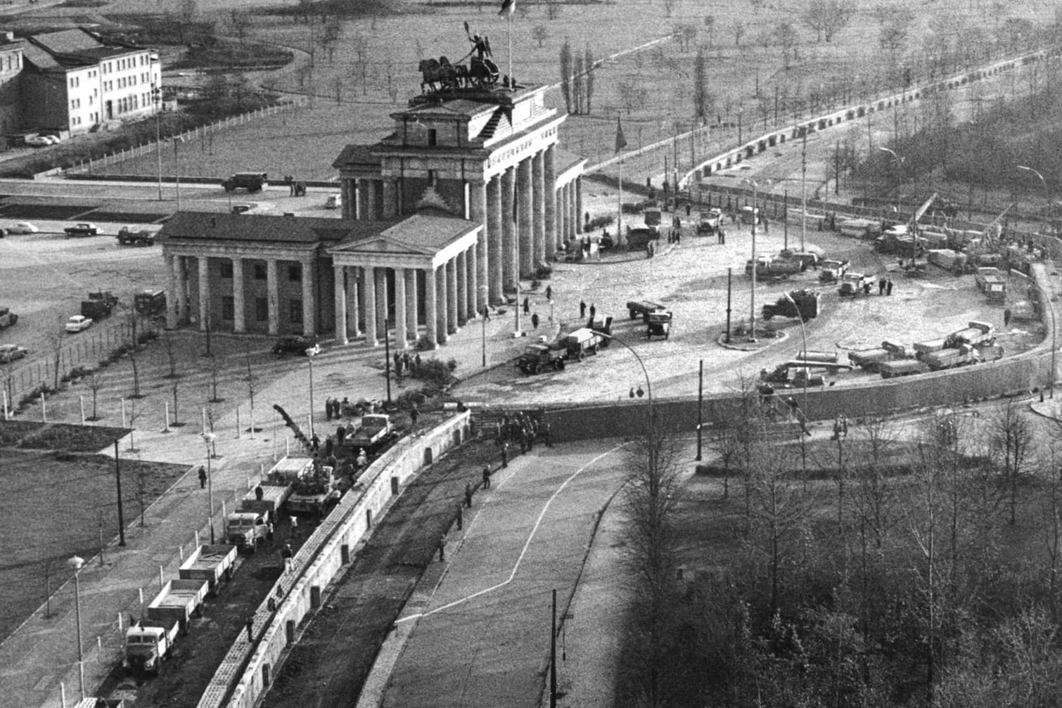 Mauerbau am Brandenburger Tor in Berlin 1961: Auch 28 Jahre nach dem Fall der Mauer gibt es noch immer viel Trennendes zwischen Ost- und Westdeutschland.