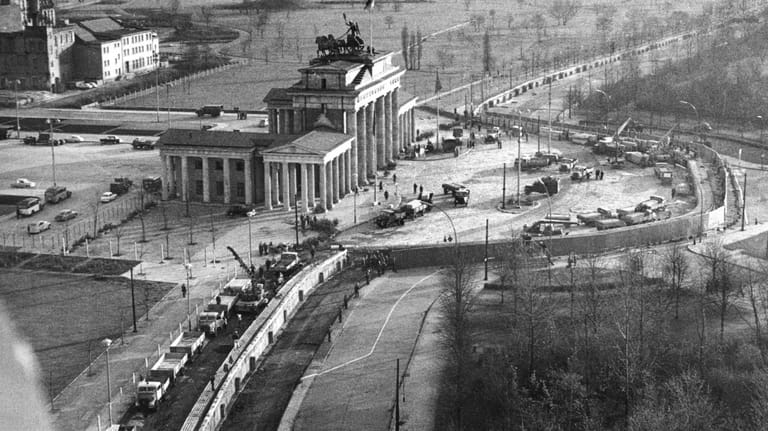 Mauerbau am Brandenburger Tor in Berlin 1961: Auch 28 Jahre nach dem Fall der Mauer gibt es noch immer viel Trennendes zwischen Ost- und Westdeutschland.