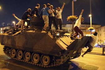 Panzer beim Militärputsch in der Türkei: Angeblicher Anführer des türkischen Militärputsches erhält in Deutschland Asyl.