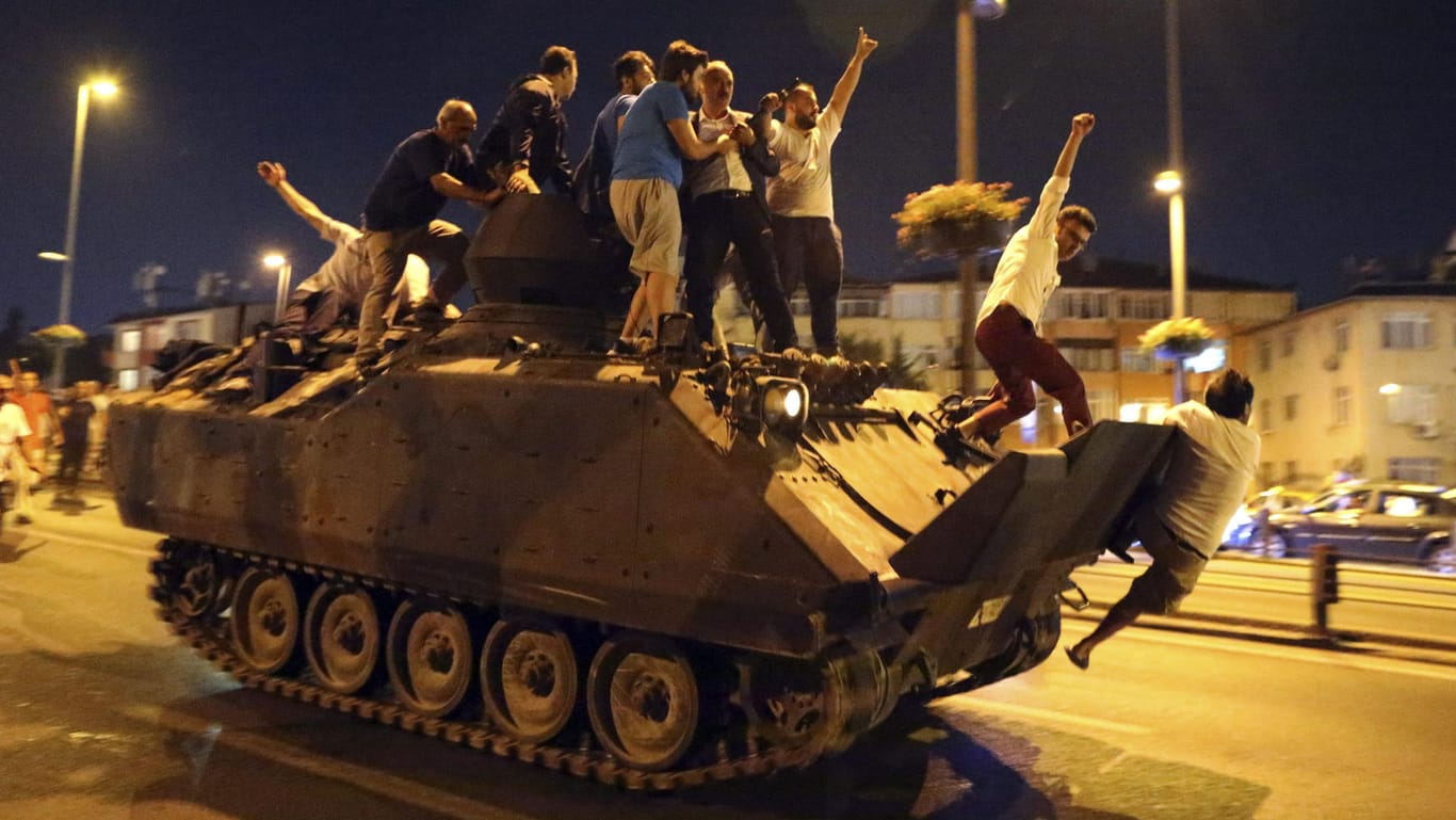 Panzer beim Militärputsch in der Türkei: Angeblicher Anführer des türkischen Militärputsches erhält in Deutschland Asyl.