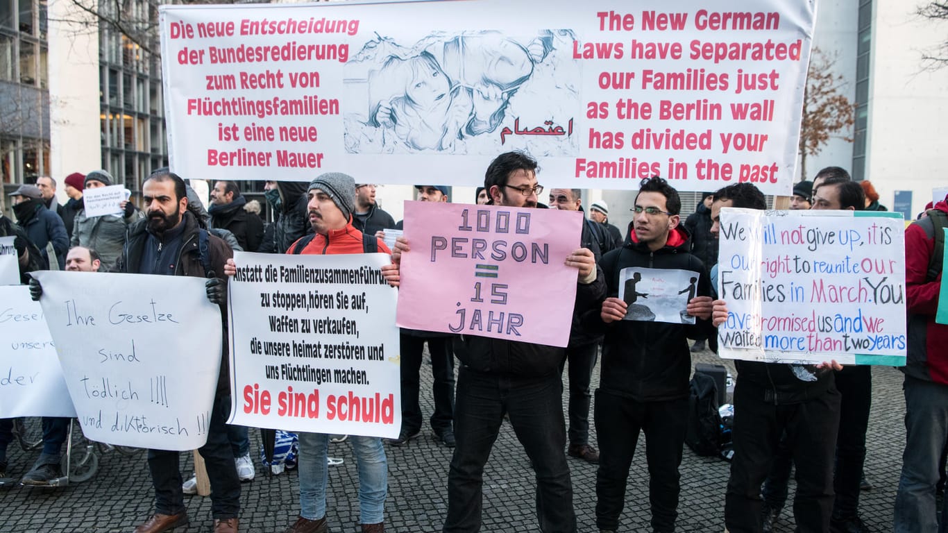 Flüchtlinge protestieren vor dem Deutschen Bundestag gegen die Aussetzung des Familiennachzugs: Würde jeder aus der ersten Reihe ein Familienmitglied nachholen, dürften in diesem Jahr noch 11.994 weitere kommen.