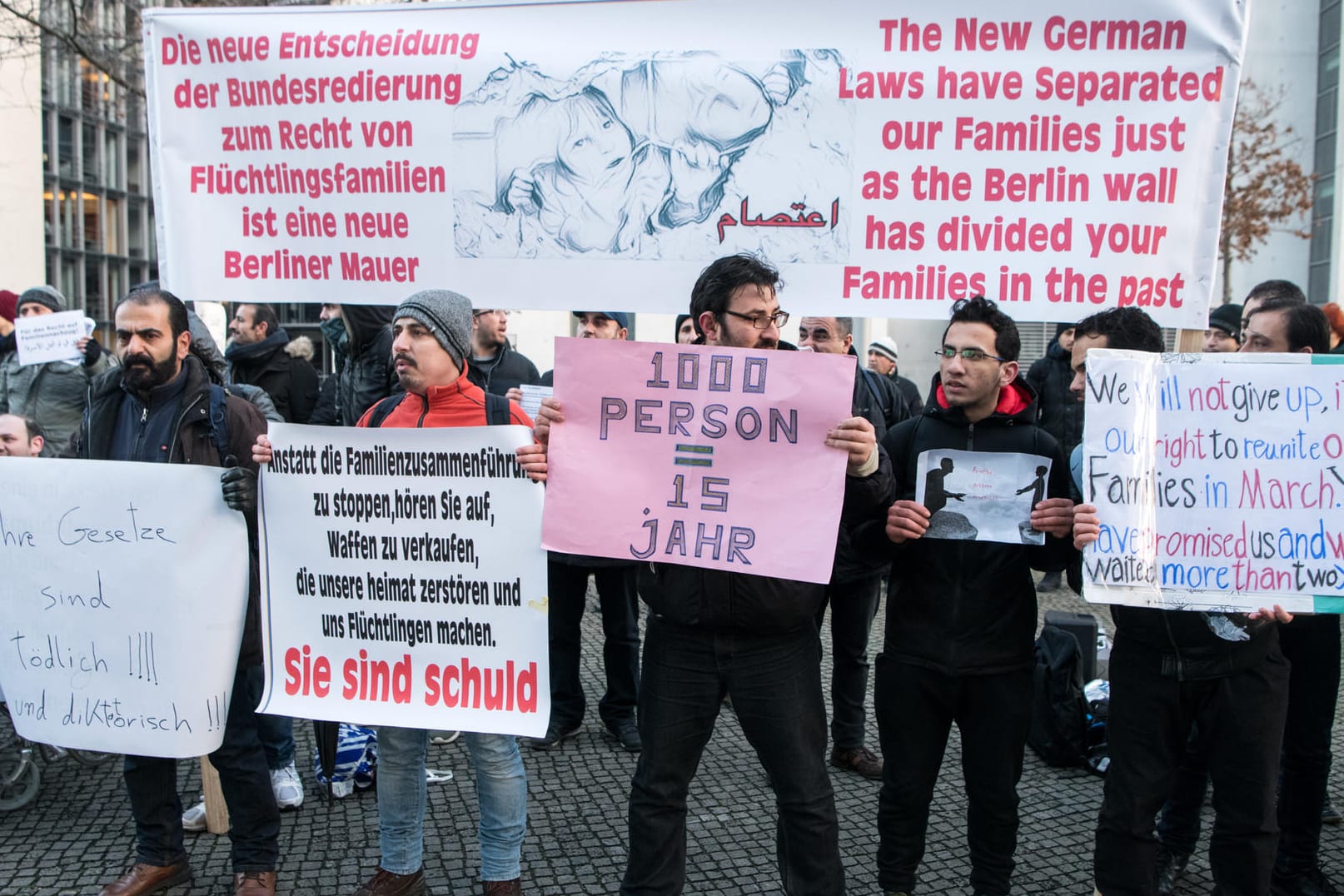 Flüchtlinge protestieren vor dem Deutschen Bundestag gegen die Aussetzung des Familiennachzugs: Würde jeder aus der ersten Reihe ein Familienmitglied nachholen, dürften in diesem Jahr noch 11.994 weitere kommen.
