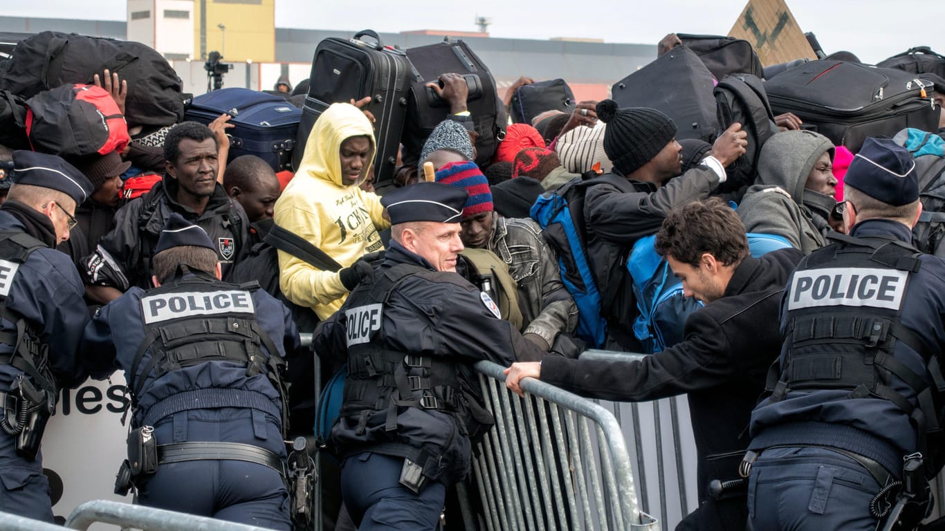 Räumung eines Flüchtlingslagers in Calais 2016: Immer wieder kommt es zu Auseinandersetzungen.