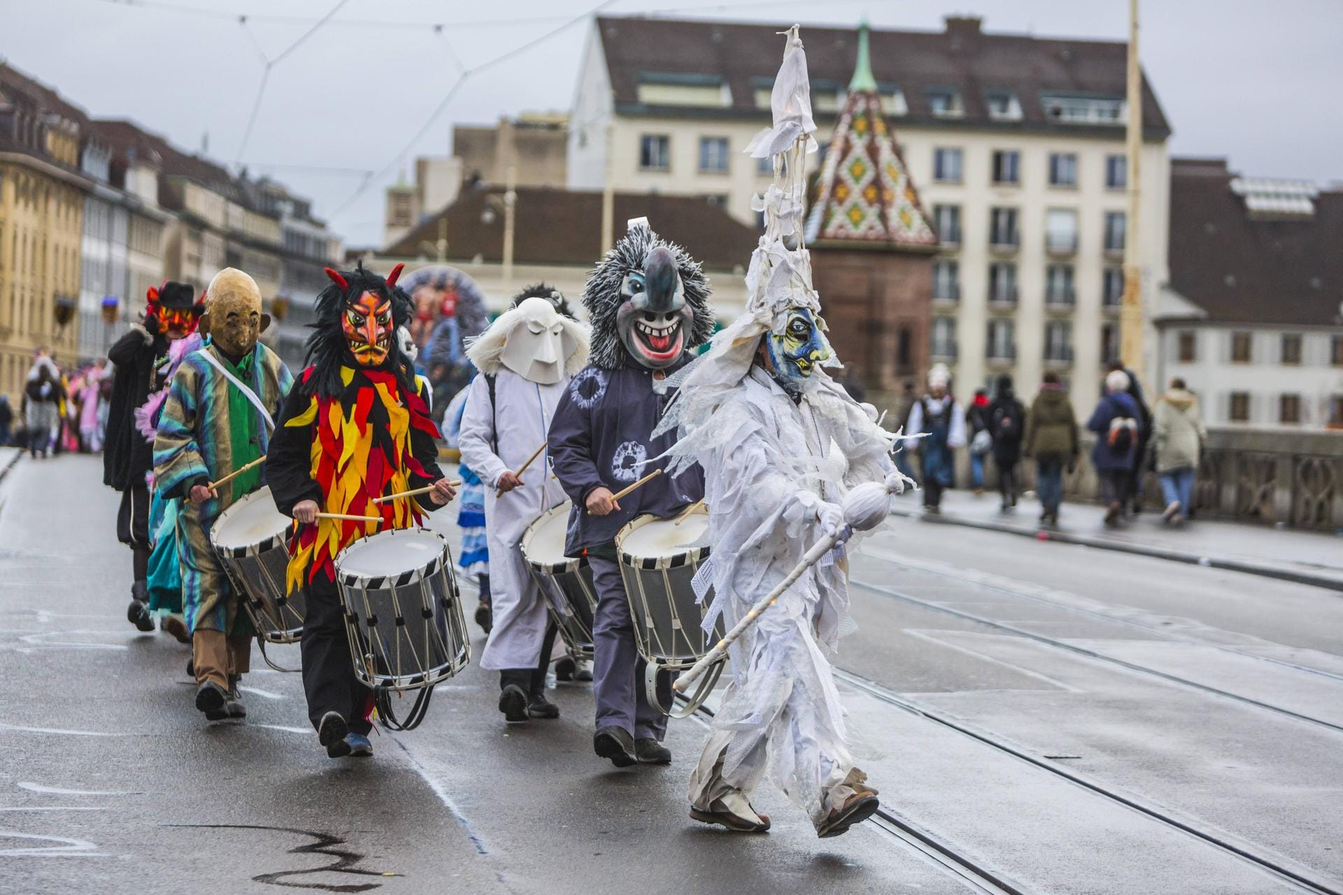 Morgens in Basel: Mit dem Basler Morgestraich (Morgenstreich) beginnt in der schweizer Stadt die Fastnacht.