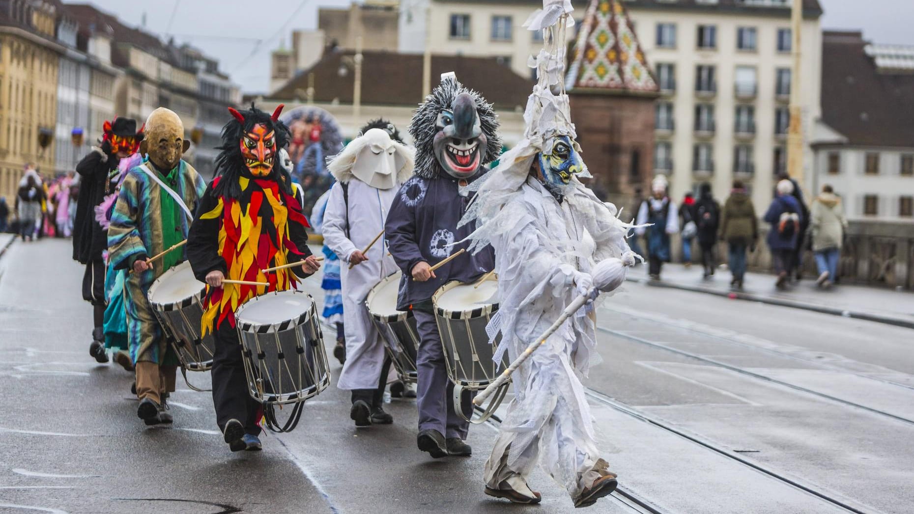 Morgens in Basel: Mit dem Basler Morgestraich (Morgenstreich) beginnt in der schweizer Stadt die Fastnacht.