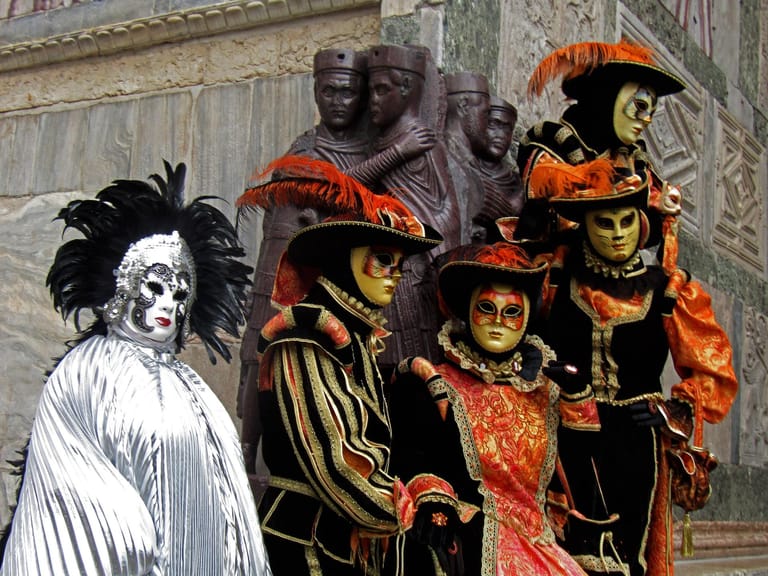 Karneval in Venedig: Stilvoll kostümierte Besucher bevölkern den Markusplatz, der zum Karneval zentraler Treffpunkt zum Sehen und Gesehenwerden wird.