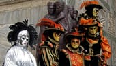 Karneval in Venedig: Stilvoll kostümierte Besucher bevölkern den Markusplatz, der zum Karneval zentraler Treffpunkt zum Sehen und Gesehenwerden wird.