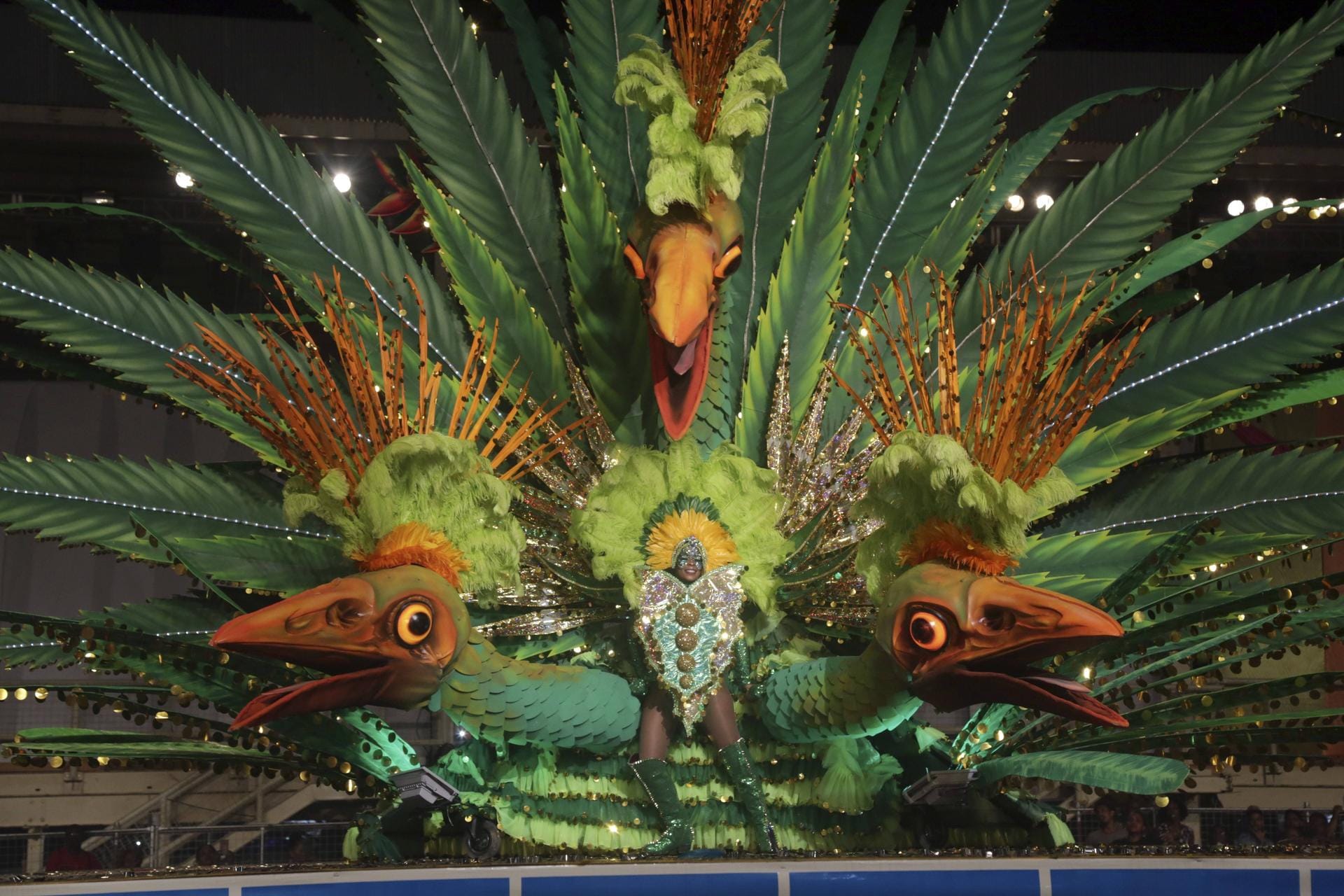 Paradiesvögel in Trinidad: Die Teilnehmerin Savitri Holassie stellte 2017 eine "Garde des heiligen Waldes" bei der Wahl der Karnevalskönigin dar.