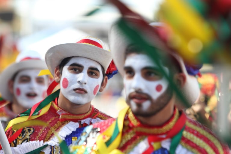 Karnevalsumzug in Barranquilla: In der kolumbianischen Karnevalshochburg treten hunderte Folkloregruppen im traditionellen Umzug an.