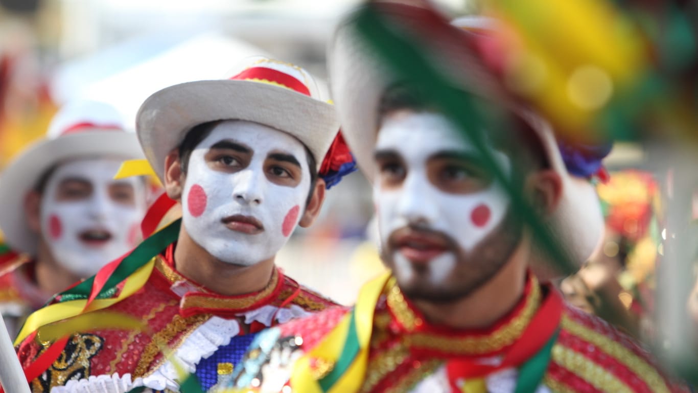 Karnevalsumzug in Barranquilla: In der kolumbianischen Karnevalshochburg treten hunderte Folkloregruppen im traditionellen Umzug an.