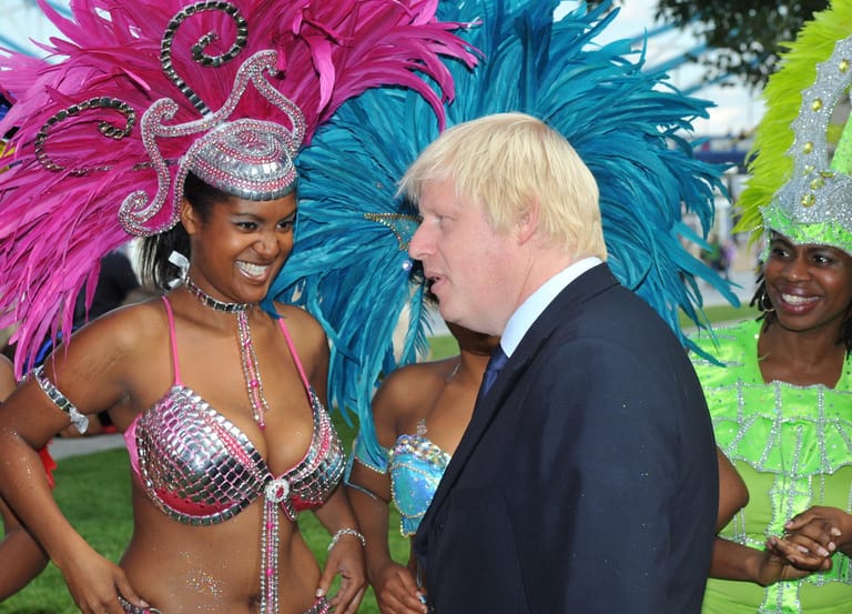 Karneval auf britisch: Der ehemalige Bürgermeister von London, Boris Johnson, spricht im August 2011 mit einer Teilnehmerin des Notting Hill Karnevals.