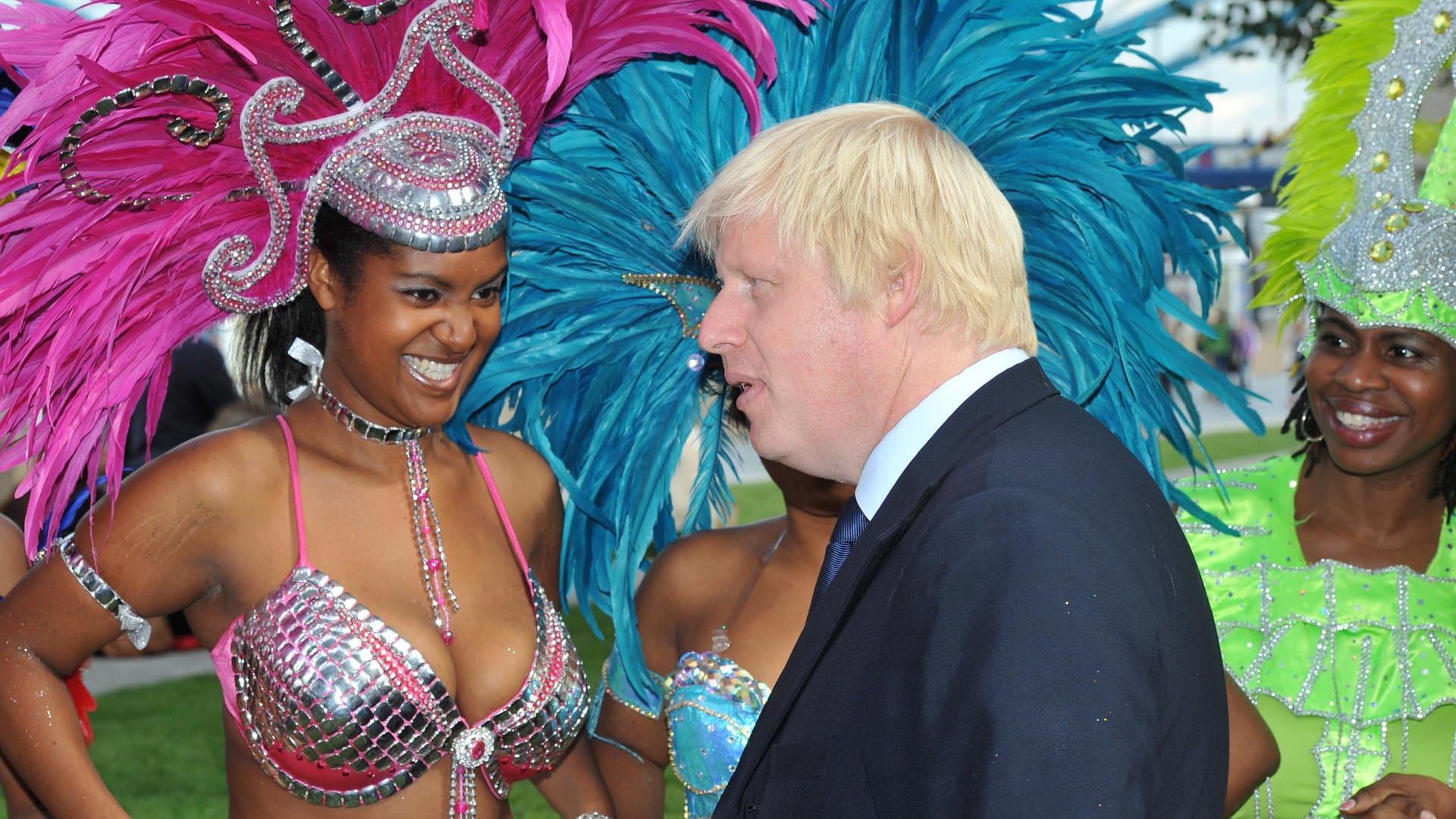 Karneval auf britisch: Der ehemalige Bürgermeister von London, Boris Johnson, spricht im August 2011 mit einer Teilnehmerin des Notting Hill Karnevals.