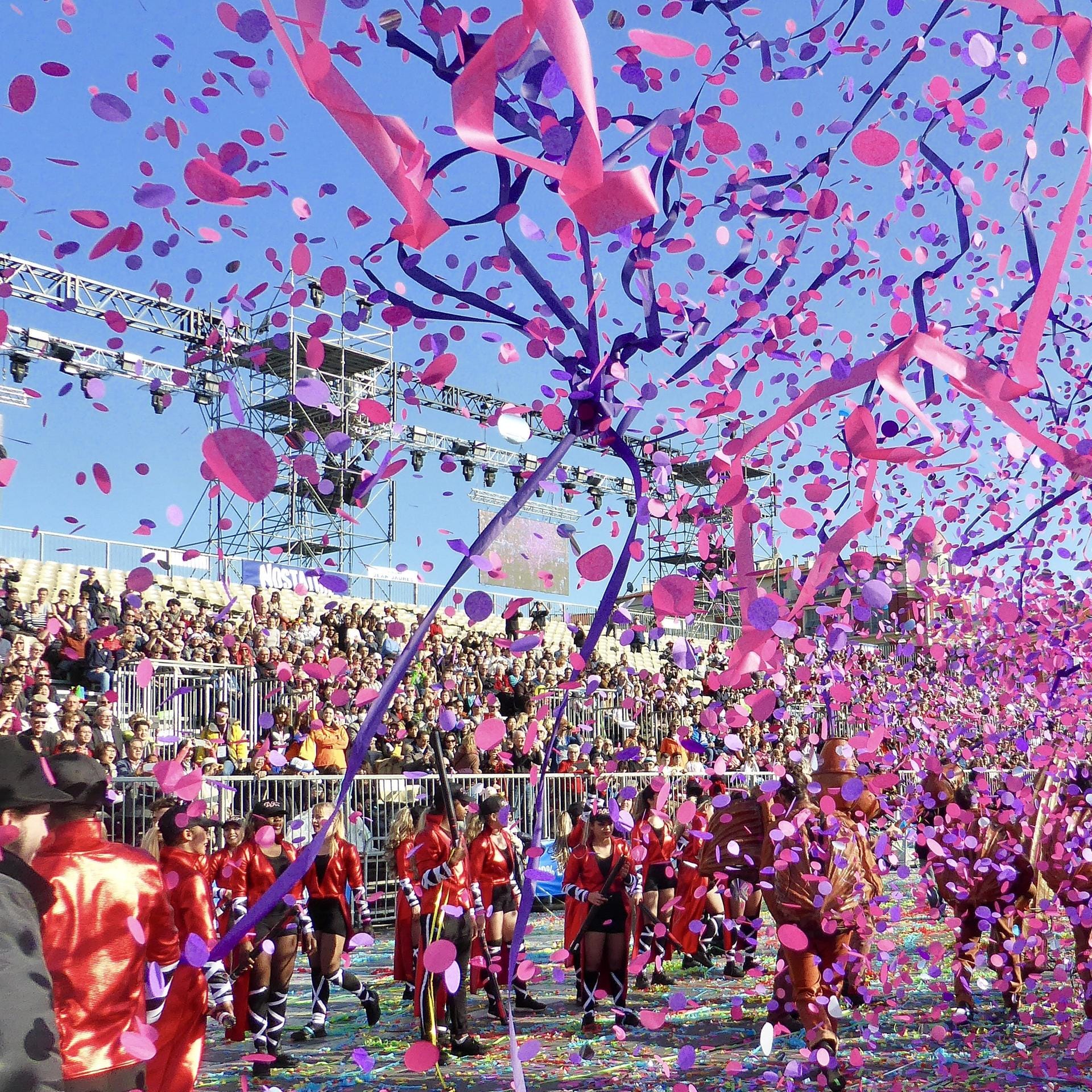 Riesenkonfetti in den Straßen Nizzas: Der Karneval ist nicht nur gelb, sondern auch pink.