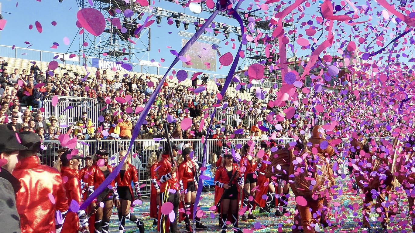 Riesenkonfetti in den Straßen Nizzas: Der Karneval ist nicht nur gelb, sondern auch pink.