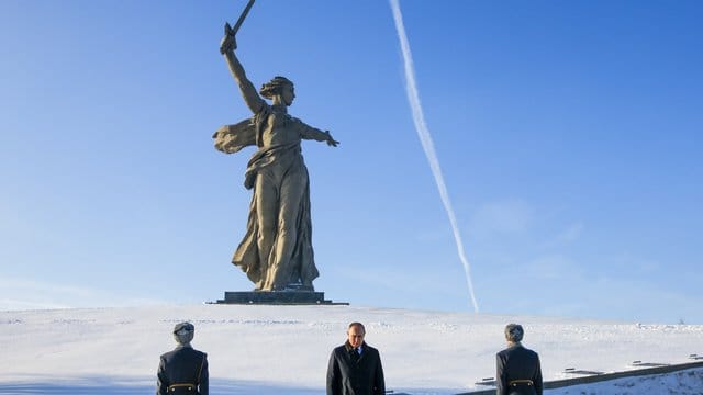Der russische Präsident Wladimir Putin (M), nimmt an einer Zeremonie an der Mutter-Heimat-Statue in Wolgograd teil. Der russische Präsident Wladimir Putin (M), nimmt an einer Zeremonie an der Mutter-Heimat-Statue in Wolgograd teil.